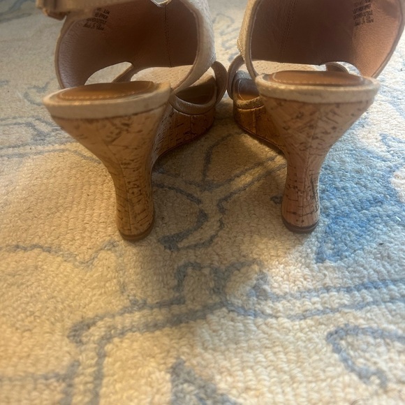 Donald Pliner Elegant Beige Wedge Sandals size 8.5 *small defect* - Picture 4 of 6